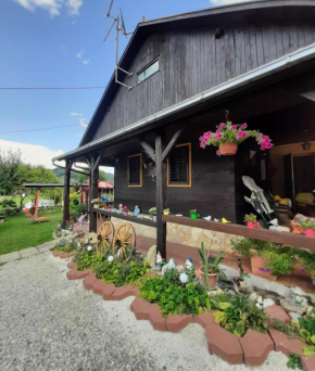 Kuća Viola, traditional wooden house in Tuhelj